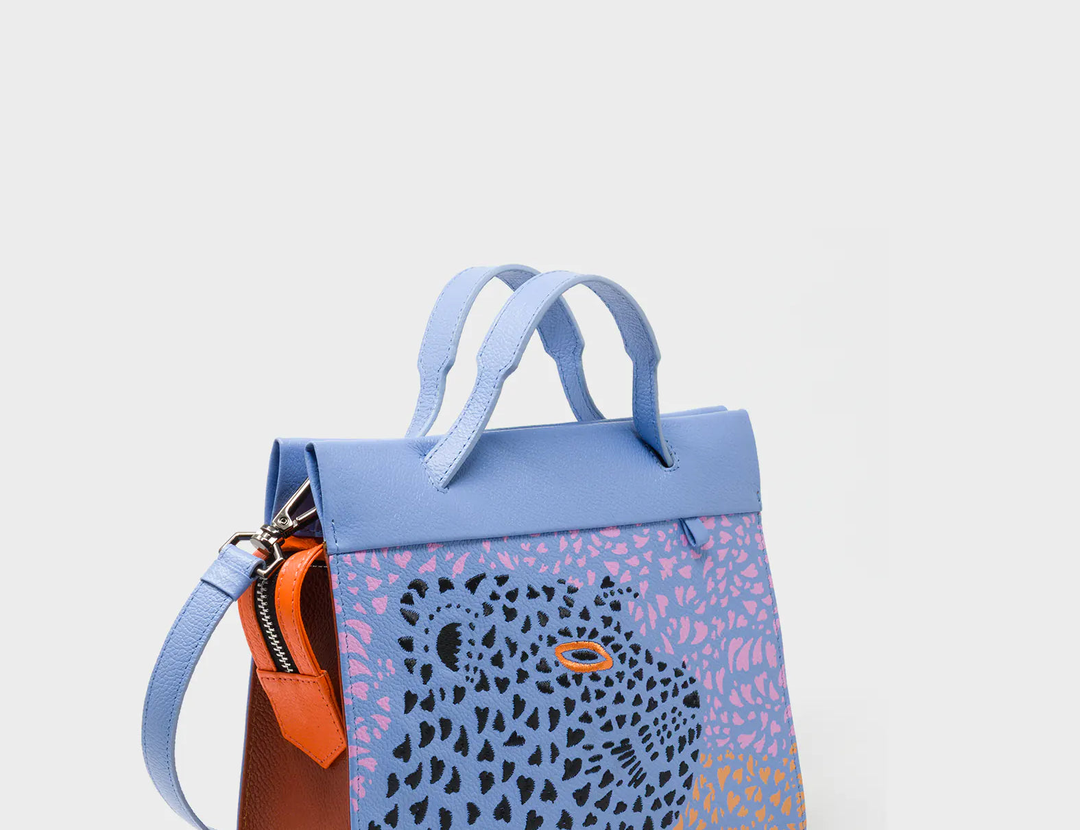 Vali Crossbody Vista Blue Leather Bag - Retro Tiger Design - Handles View